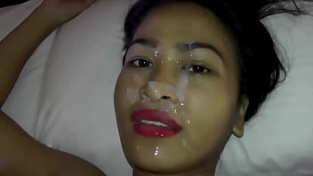 Mahinhin at Malambing na Pinay Teen, Masayang Sinisikmura sa Harap ng Camera
