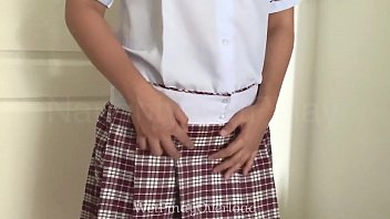 Naghahalik ang daliri ni Pinay sa sarili sa CR ng eskwela