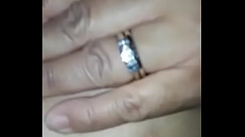 Naglalasing Na Pinay Na May Asawa, Nagpapakita Ng Singsing Sa Kasal Habang Nagpapalabas.