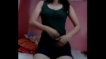 Nakayuko At Handa Na Ang Isang Pinay