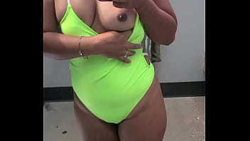 Pinay Nagpapakita Ng Kanyang Mga Suso Sa Dressing Room Ng Goodwill